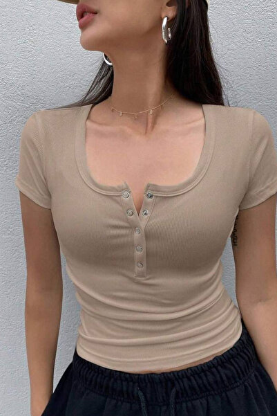 İlayda Toprak Μπλούζα με κουμπιά σε μπεζ χρώμα, με κούμπωμα στο γιακά, κοντό ...