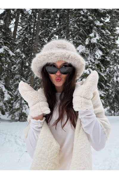 stravis Plush White Heart Hat