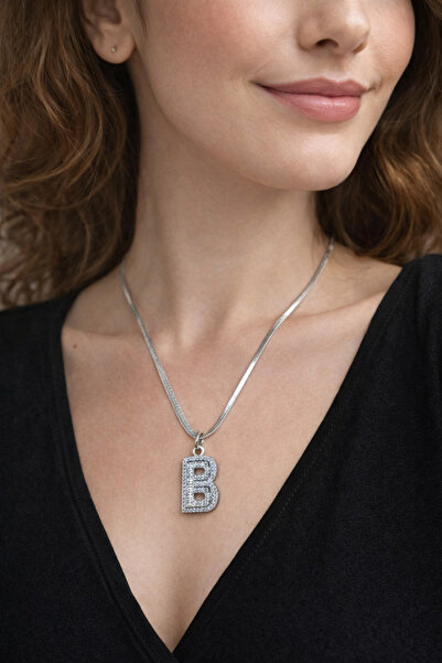 TR B Harfli Taşlı Kadın Kolye – Gümüş Renk, Şık ve Modern Tasarım
