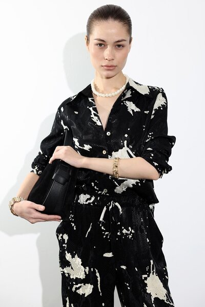 5in1Canpolat Cămașă de mătase cu model șarpe negru 39145