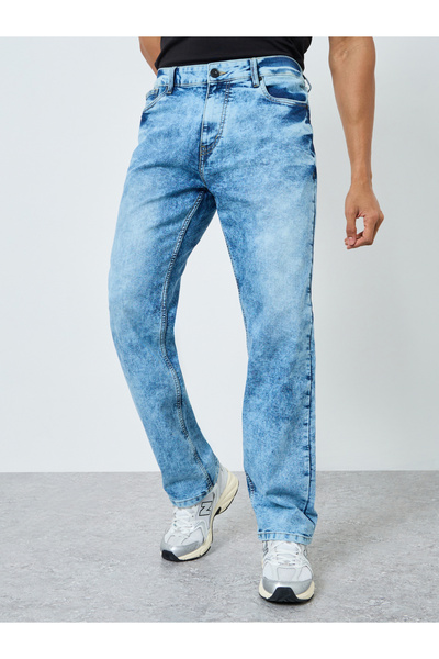 Styli Men Light Blue Mid-Wash Relaxed Fit Jeans