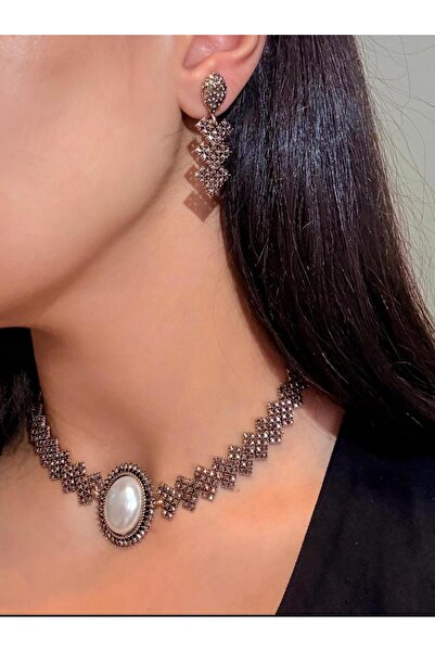 Ceso Accesories طقم أقراط وقلادة من الأحجار الكريمة العتيقة بتفاصيل من اللؤلؤ...