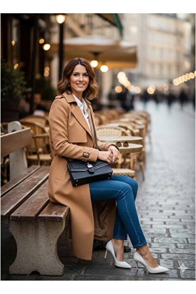 FULLJOY شنطة بتصميم كلاسيكي منظم تتميز الحقيبة بشكل هندسي "مربع" يمنحها طابعا...