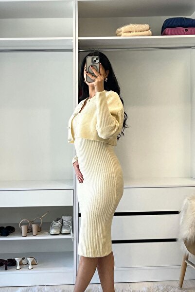 elif&co طقم تريكو بتفاصيل أزرار حجرية - كريمي