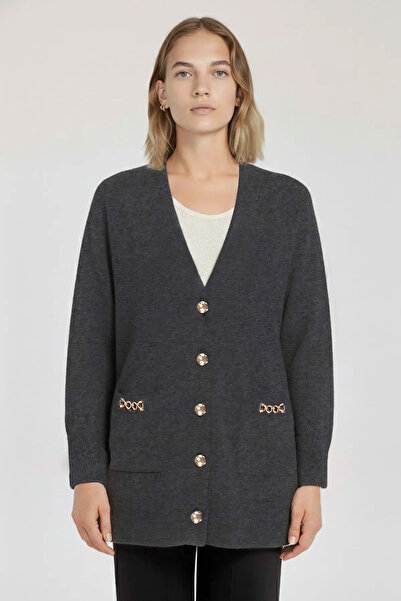 Triko Mısırlı Koyu Gri Zincir Aksesuarlı Kadın Hırka