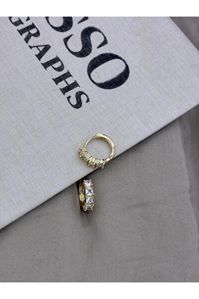 Hedef Bijuteri أقراط دائرية من الذهب اللون الذهبي مرصعة بأربعة أحجار زركون من...