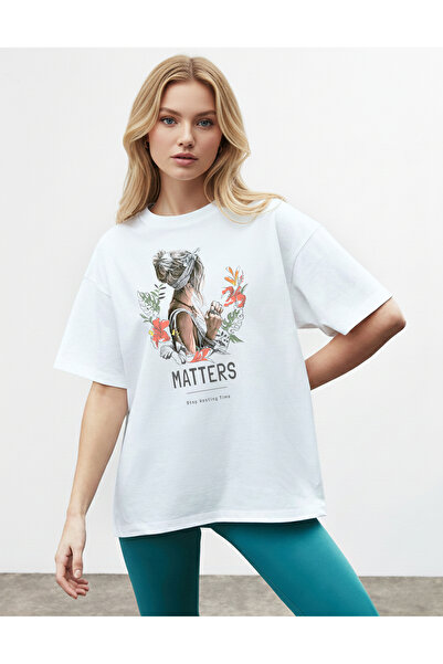 caddekombin Women's Portrait Printed White T-Shirt with Floral Detail