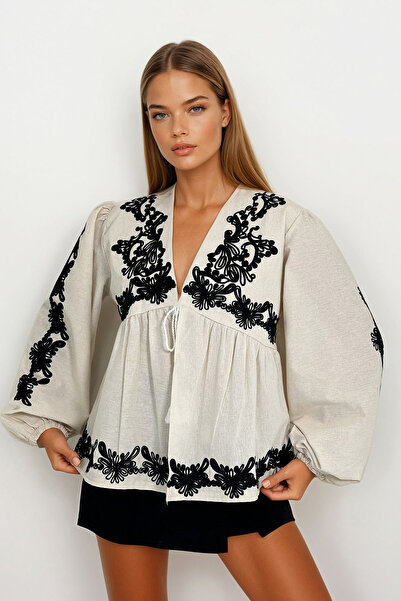 Trend Alaçatı Stili Bluză de damă cu șireturi brodate ecru Prm1163