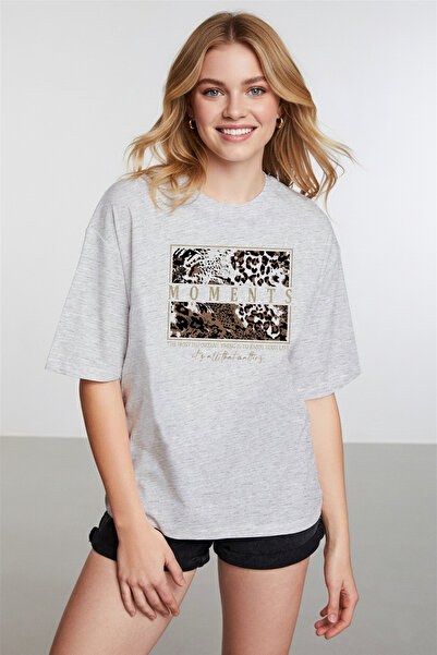 caddekombin Women's Leopard Patterned Gold Framed Gray T-Shirt