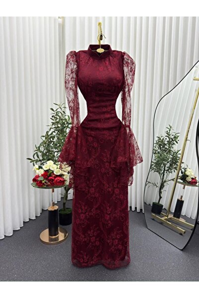 RUANI BIUTI A burgundy lace evening dress with an elegant cut and sheer sleeves.