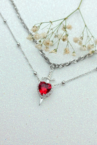 Hiza Yakut Tonlu Kalp & Kılıç Çift Kolye – Aşkı ve Gücü Simgeleyen Özel Tasar...