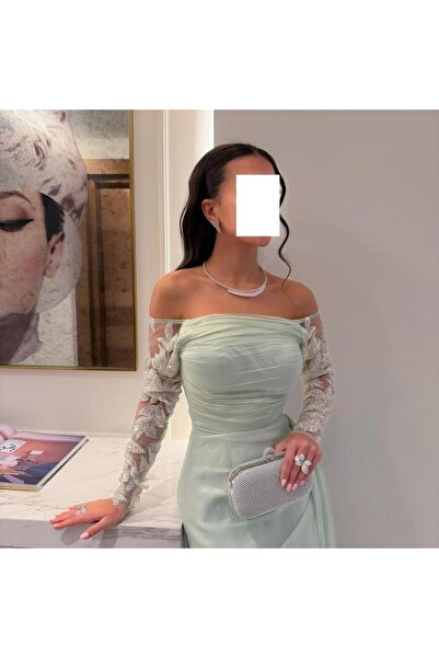 Genenic Luxurious evening dress in a soft mint green color