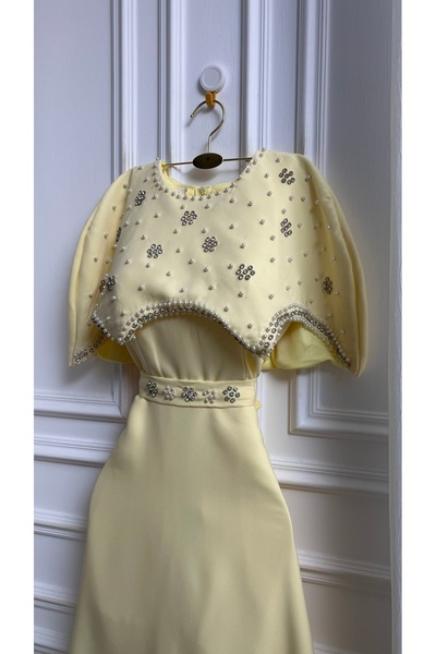 LUMY A soft evening dress with a royal cape design
