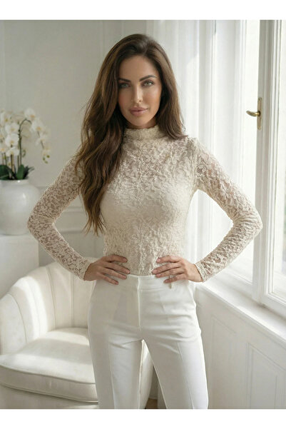 UniqueStore.ro Beige lace blouse with fitted cut