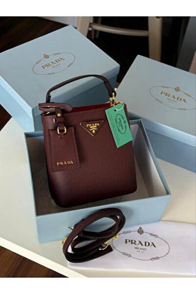 Generic Women's shoulder bag with a red interior and elegant accessories