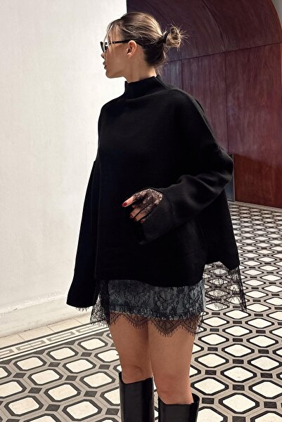 Swist Pulover de damă guler ridicat cu detalii din dantelă neagră
