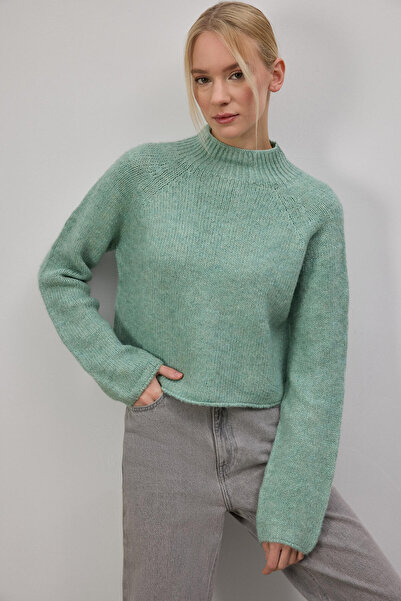 Touché Privé Stand-Up Collar Short Knit Sweater