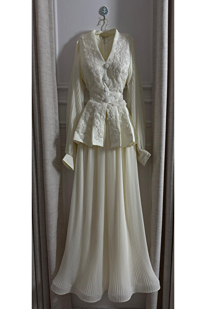 AREEJ FASHION An elegant ivory-colored long dress with a sophisticated design...