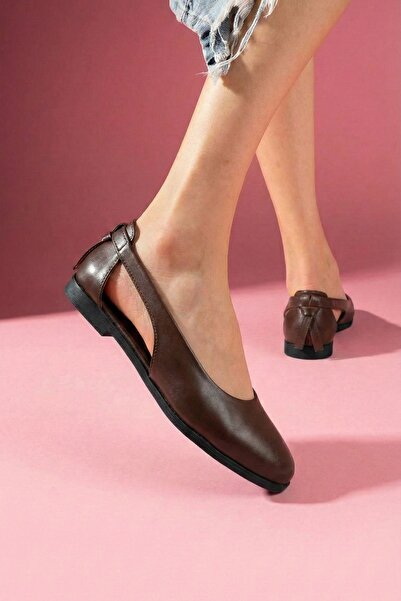 FUGA MODA حذاء باليه سيبون بني اللون مفتوح من الجانب مع تفاصيل فيونكة على الظهر