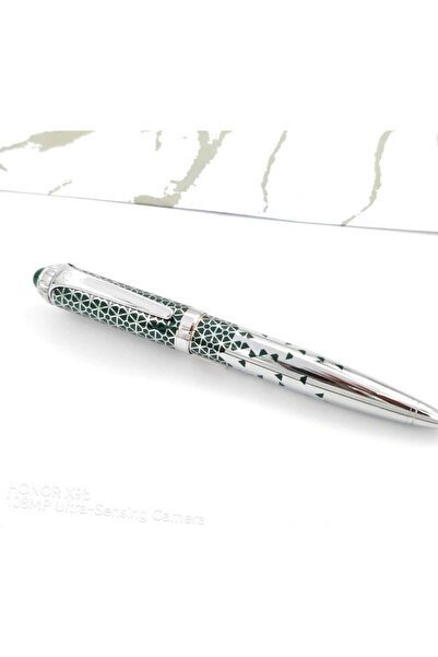 Maxwell Pens in various shapes and colors from different brands