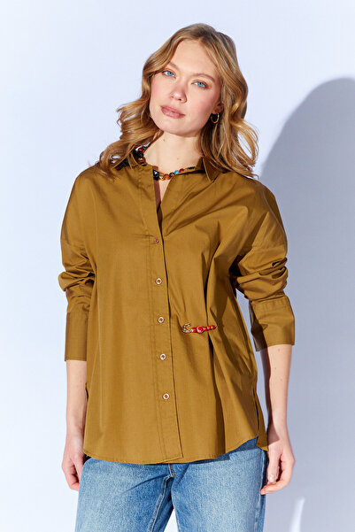 EDITION WOMAN Brooch Detailed V-Neck Poplin Shirt - Khaki |   Ek1001610532