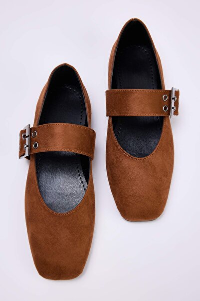 TRENDYOL SHOES Hellbraune Wildleder-Ballerinas mit Schnallendetail und eckige...