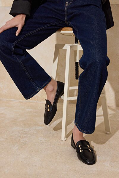 TRENDYOL SHOES Schwarzer Damen-Loafer mit Schnallendetail TAKSS26LA00009