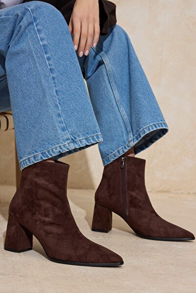 TRENDYOL SHOES Dunkelbraune Wildleder-Damenstiefel mit Blockabsatz TAKAW26BO0...