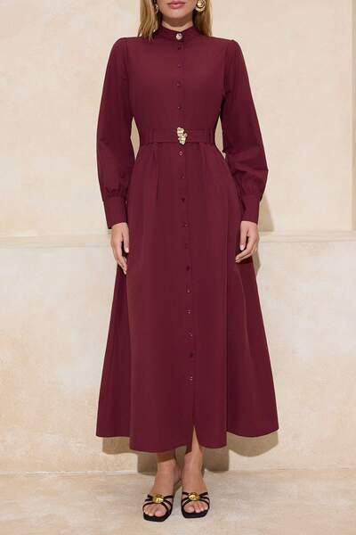 Trendyol Modest Burgunderfarbenes Baumwollkleid mit goldener Gürtelschnalle T...