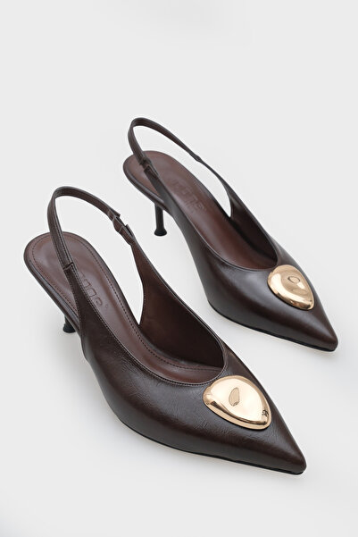 Capone Outfitters حذاء نسائي بكعب متوسط ​​من Clari بمقدمة مدببة ومشبك معدني و...