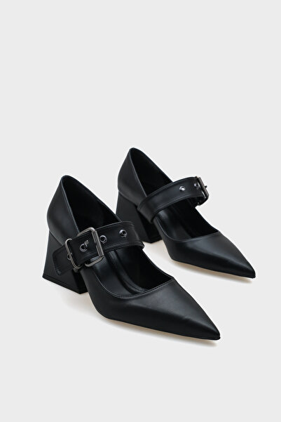 Capone Outfitters حذاء Roda نسائي بمقدمة مدببة وكعب متوسط ​​وإبزيم معدني