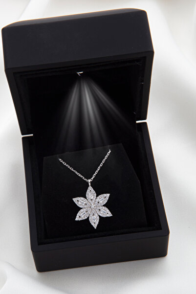 SARIASLAN Işıklı Kutuda Rodyumlu 925 Ayar Gümüş Lotus Çiçeği Kolyesi