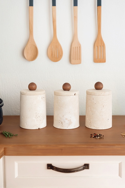 Akayev وعاء توابل من الرخام الترافرتين مكون من 3 قطع بمقابض خشبية