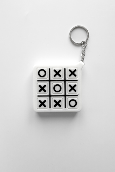 sin istanbul سلسلة مفاتيح فضية على شكل لعبة تيك تاك تو