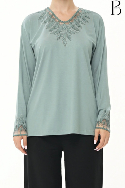 BURSPA Yaka Ve Kol Ucu Tül Detaylı Taş Işlemeli Su Yeşili Anne Penye Bluz
