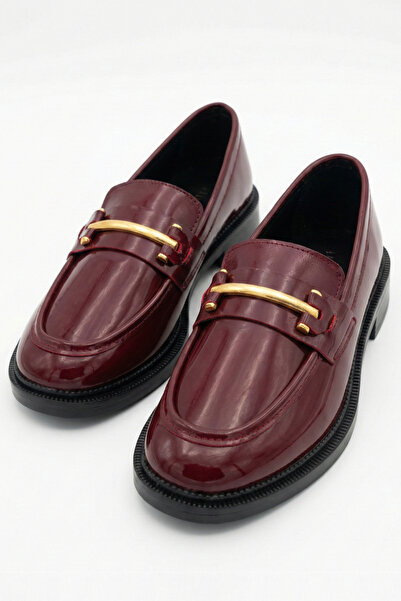 Shoesers حذاء لوفر نسائي بتصميم خاص أنيق ومزين بإبزيم من الجلد باللون العنابي...