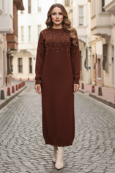 benguen 6079 Модель Коричнева трикотажна сукня - з перлинковими деталями