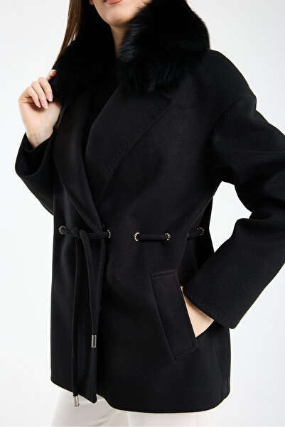 ŞEYDA ERTEM SİYAH KÜRKLÜ TAŞ DETAYLI KISA MONT