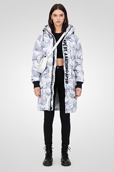 Aape By A Bathing Ape جاكيت نسائي بغطاء رأس بطبعة مموهة، متعدد الألوان