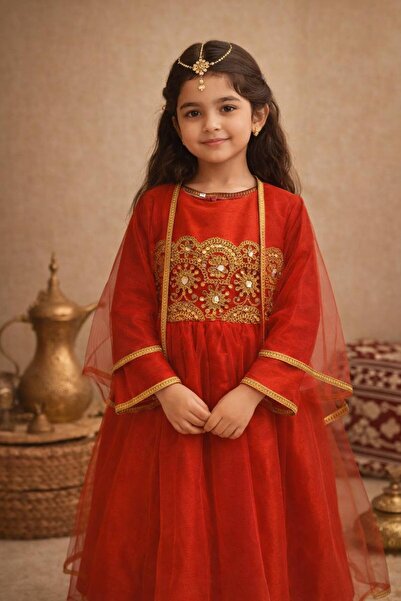 La reina petite فستان شعبي أحمر بتطريزات ذهبية مع شيلة تول من لارينا بتيت