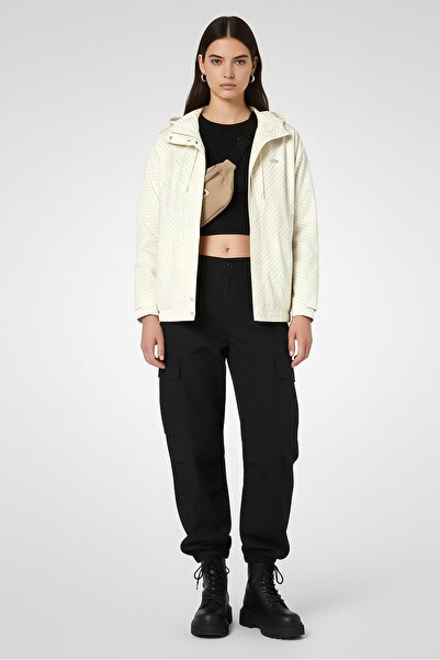 Lacoste جاكيت نسائي مخطط بغطاء رأس واقٍ من الرياح، لون بيج