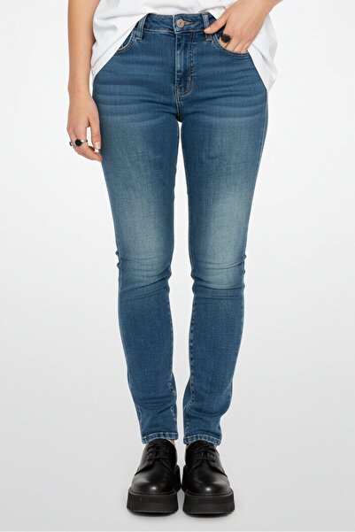 Diesel Women Regular Fit D-Ollies Washed Stretchable Jeans, Medium Blue