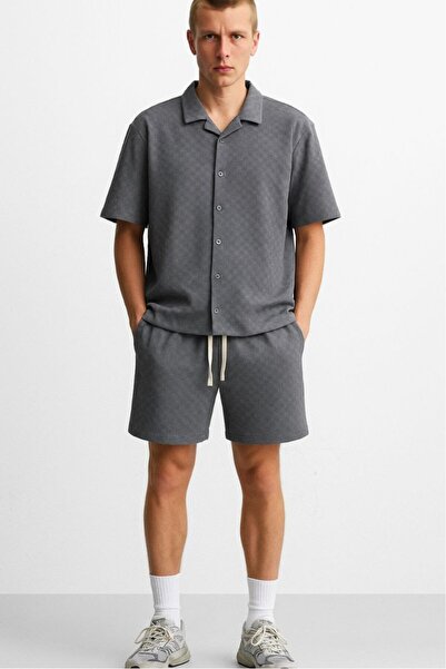 Twobucks طقم قميص وشورت رجالي من قماش الجاكار باللون الرمادي