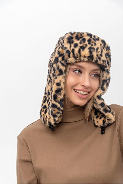Saria Moda قبعة/قبعة نسائية من الفرو الصناعي بنمط الفهد مع غطاء للأذنين