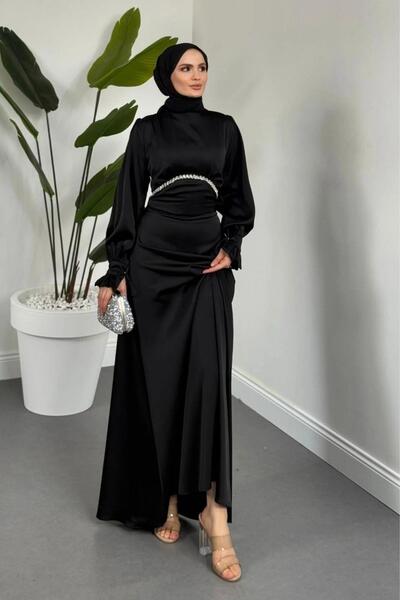 Tesettür Diyarı Ahur Taşlı Kolları Fırfırlı Saten Tesettür Abiye- Siyah