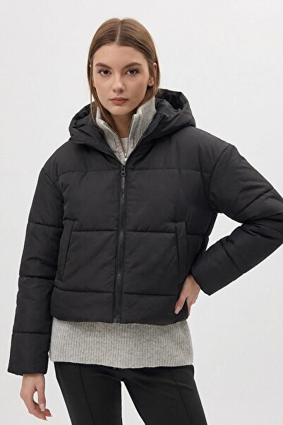 Rays 8010 معطف بجيوب بغطاء رأس باللون الأسود