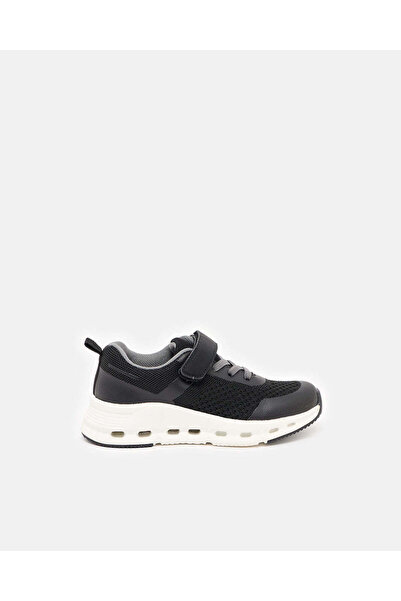 REDTAG حذاء رياضي أسود للأولاد مزود بشريط لاصق