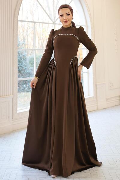 Olcay Krepp- und Satin-Kombination mit Perlendetails, ausgestelltes Hijab-Kle...