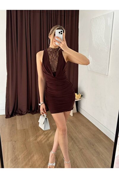 LEFANE V YAKA DANTEL DETAYLI DRAPELİ MİNİ ELBİSE