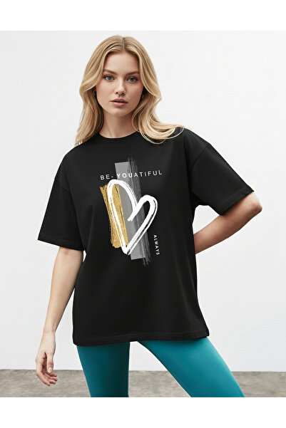 caddekombin تي شيرت نسائي أسود برقبة دائرية وطبعة Be-Youatiful على شكل قلب